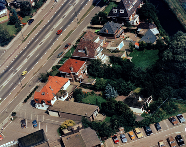 835146 Luchtfoto van de huizen Utrechtseweg 331 (voorgrond)- lager te De Bilt.